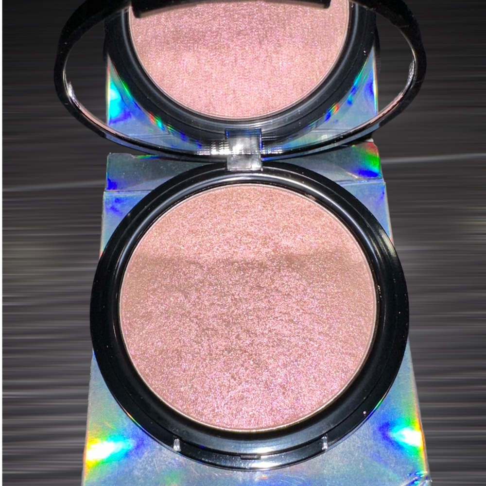 - The Aesthetica Starlite Highlighter - Shimmering Lavender